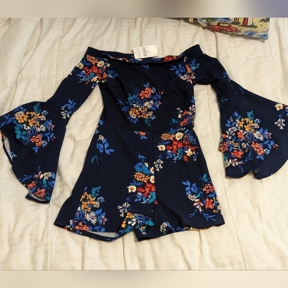 Fashion Nova shorts romper with either a boat neck or off the shoulder sz Small